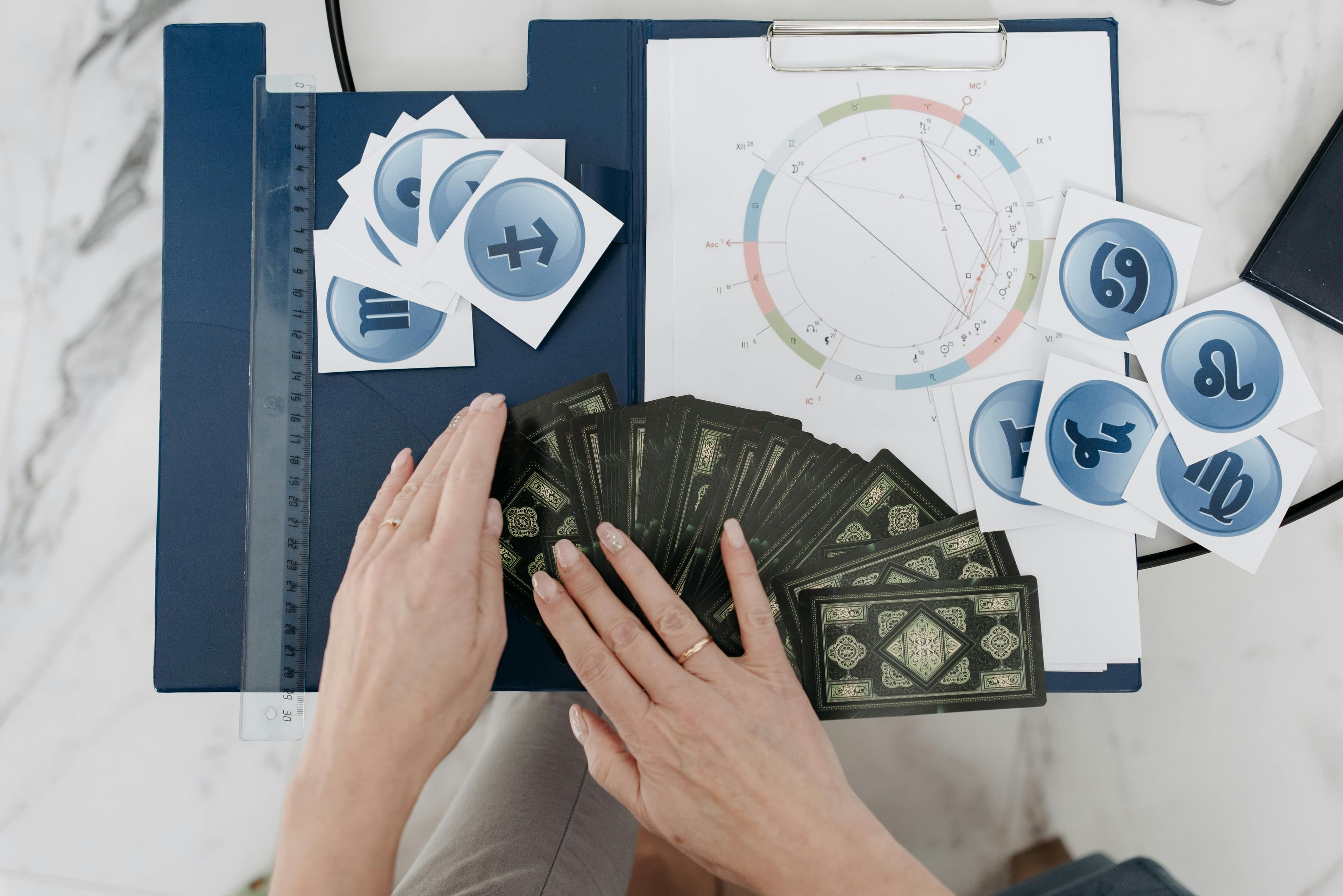 Horoscop 8-14 Iunie 2026: Ce Schimbări Aduc Runele pentru Zodia Ta?